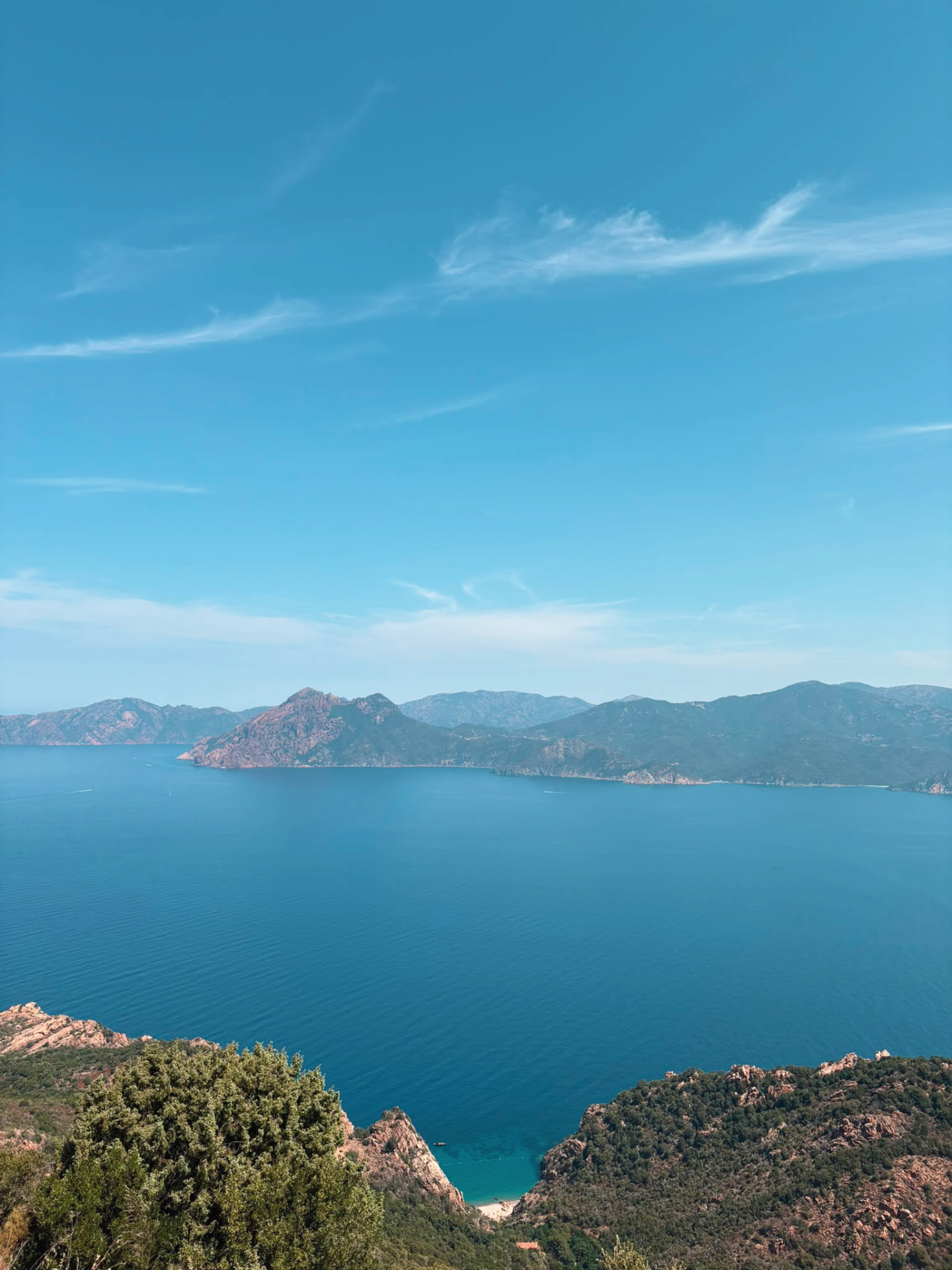 Paysage marin et montagneux sous un ciel lumineux